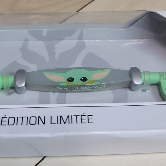 Disney Star Wars Mandalorian Special Edition Collectible Green Key Grogu - Picture 8 of 13